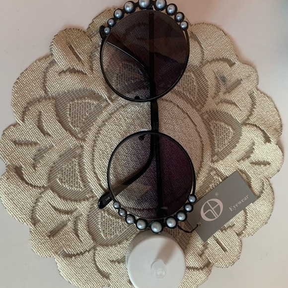 😎Sunglasses w/ Pearl Rim - Picture 7 of 8